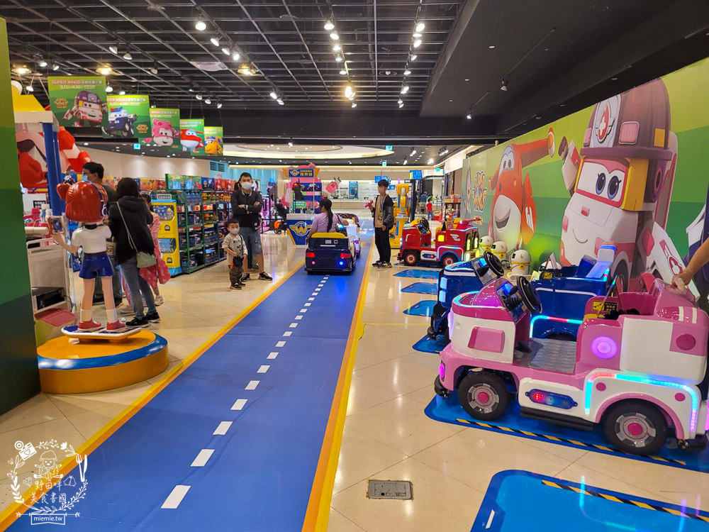 夢時代展覽免費入場!SUPER WINGS 互動交通小鎮+鯊魚先生露營中快閃店+我不是胖虎快閃店只到4/16!