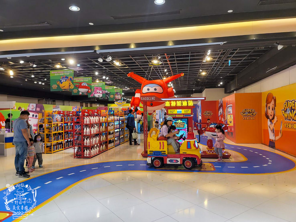 夢時代展覽免費入場!SUPER WINGS 互動交通小鎮+鯊魚先生露營中快閃店+我不是胖虎快閃店只到4/16!