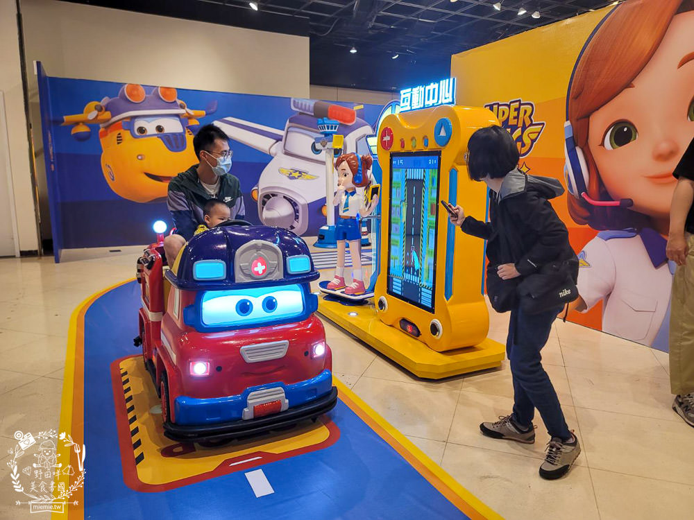 夢時代展覽免費入場!SUPER WINGS 互動交通小鎮+鯊魚先生露營中快閃店+我不是胖虎快閃店只到4/16!