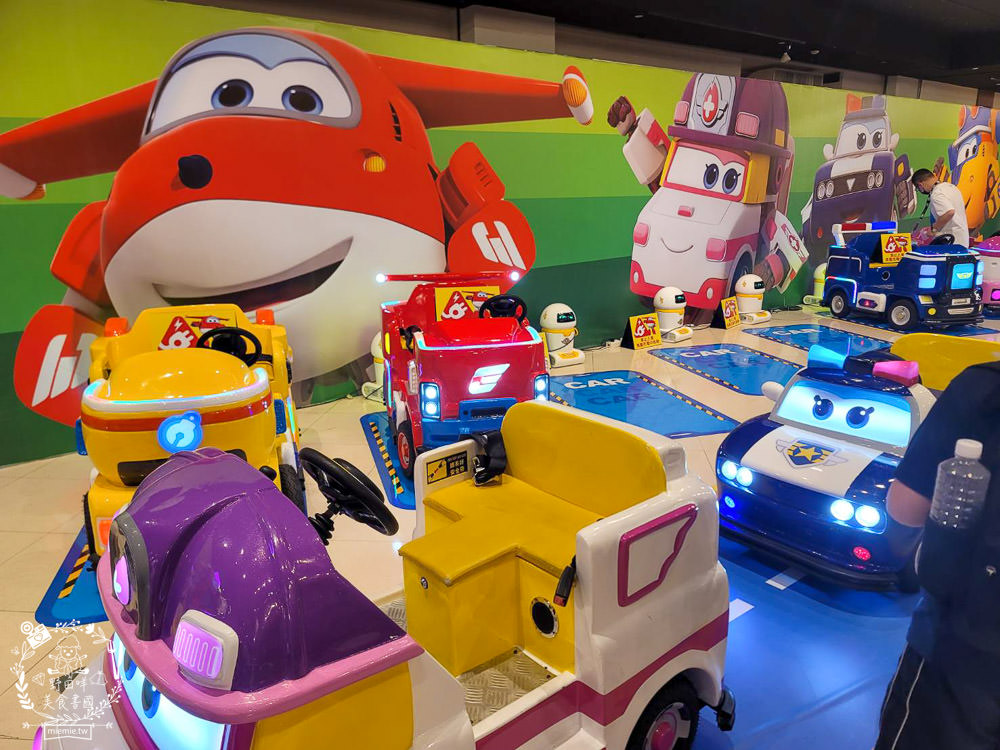 夢時代展覽免費入場!SUPER WINGS 互動交通小鎮+鯊魚先生露營中快閃店+我不是胖虎快閃店只到4/16!