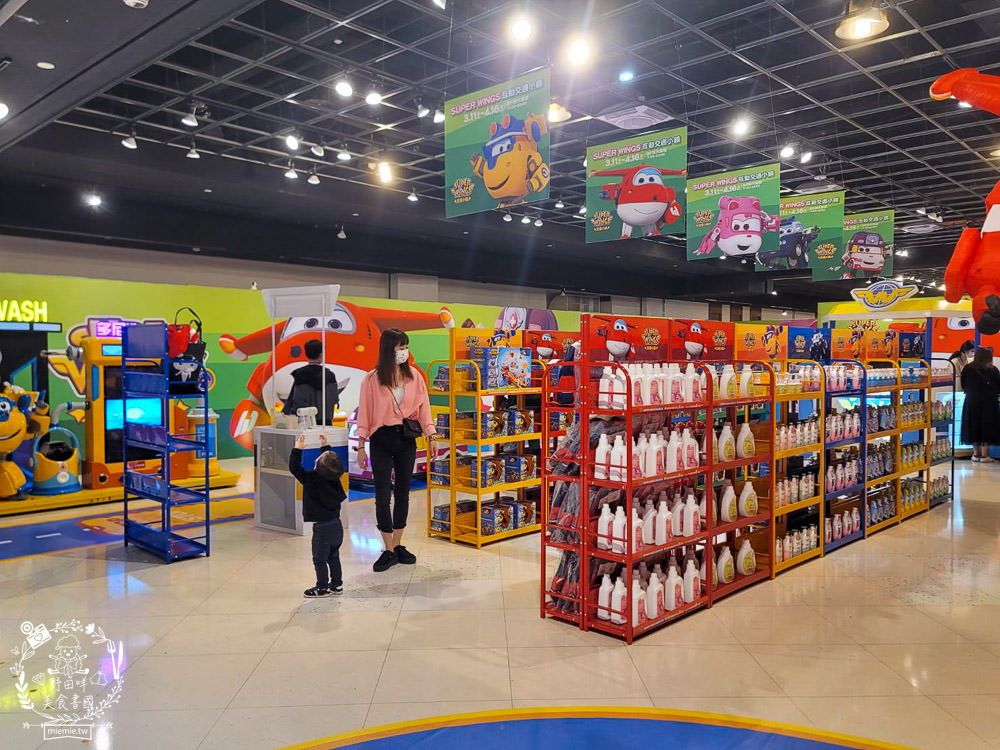 夢時代展覽免費入場!SUPER WINGS 互動交通小鎮+鯊魚先生露營中快閃店+我不是胖虎快閃店只到4/16!