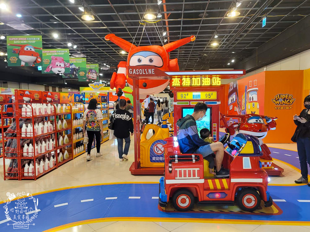 夢時代展覽免費入場!SUPER WINGS 互動交通小鎮+鯊魚先生露營中快閃店+我不是胖虎快閃店只到4/16!