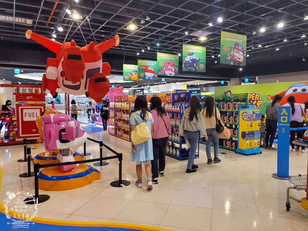 夢時代展覽免費入場!SUPER WINGS 互動交通小鎮+鯊魚先生露營中快閃店+我不是胖虎快閃店只到4/16!