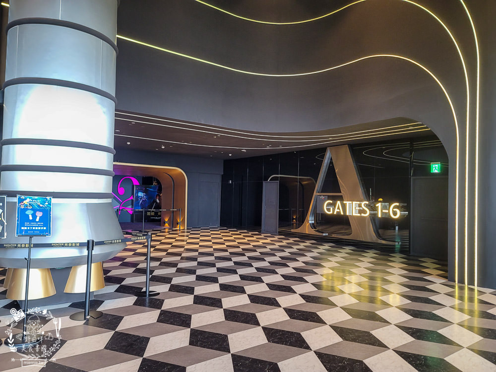 高雄夢時代秀泰影城耗資2.5億打造超好拍照的未來航空站?高級傾躺式商務級皮椅、劇院級音響與南台最大寬螢幕!