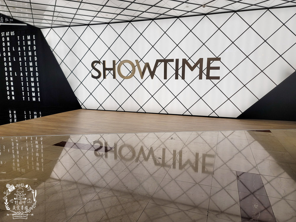 高雄夢時代秀泰影城耗資2.5億打造超好拍照的未來航空站?高級傾躺式商務級皮椅、劇院級音響與南台最大寬螢幕!