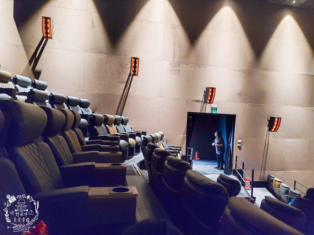 高雄夢時代秀泰影城耗資2.5億打造超好拍照的未來航空站?高級傾躺式商務級皮椅、劇院級音響與南台最大寬螢幕!