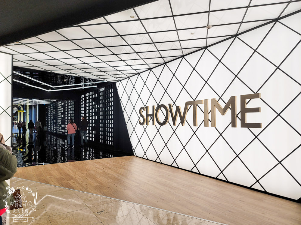 高雄夢時代秀泰影城耗資2.5億打造超好拍照的未來航空站?高級傾躺式商務級皮椅、劇院級音響與南台最大寬螢幕!