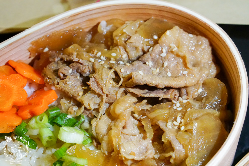 全台首站鬼滅之刃主題限定外帶咖啡店!精緻杏壽郎燒肉便當+限量鎹鴉巧克力冰淇淋+炭治郎抹茶吐司