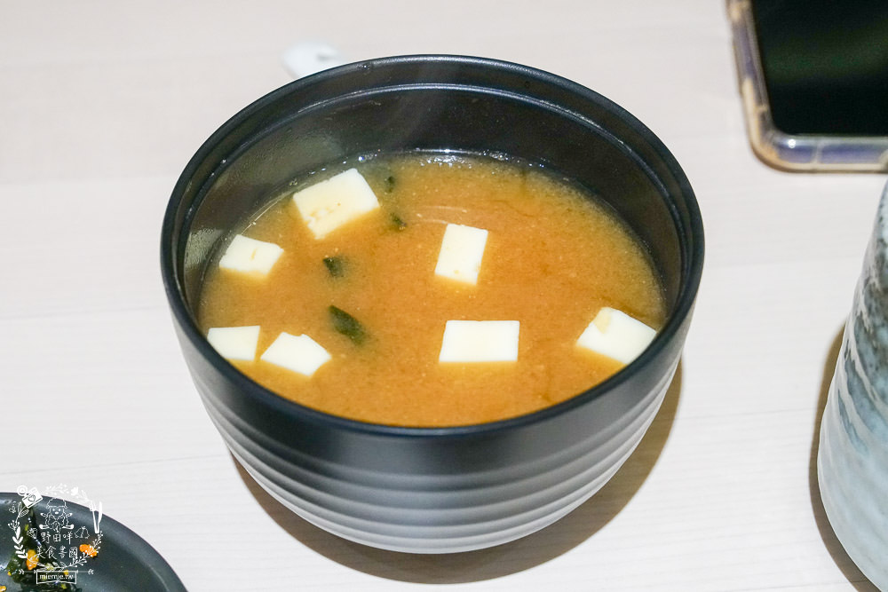 高雄[大丸日式料理]隱藏在大東藝術文化中心的日料?每日採買的新鮮漁獲!鮭魚親子丼滿滿鮭魚卵無敵銷魂R~