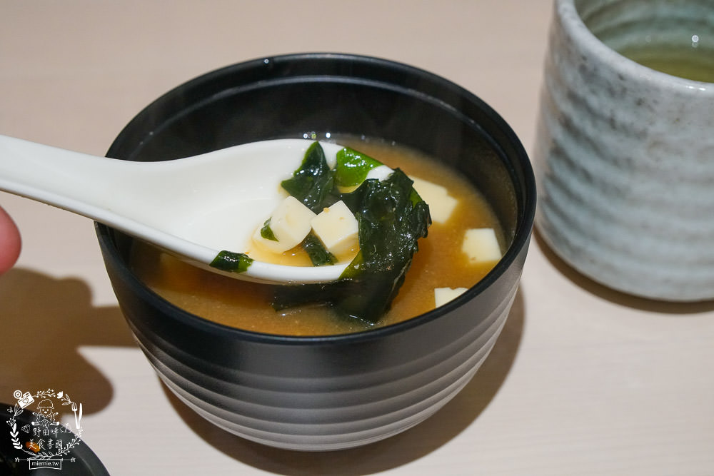 高雄[大丸日式料理]隱藏在大東藝術文化中心的日料?每日採買的新鮮漁獲!鮭魚親子丼滿滿鮭魚卵無敵銷魂R~