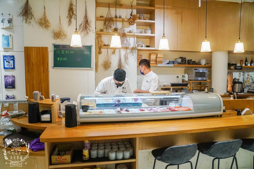 高雄[大丸日式料理]隱藏在大東藝術文化中心的日料?每日採買的新鮮漁獲!鮭魚親子丼滿滿鮭魚卵無敵銷魂R~