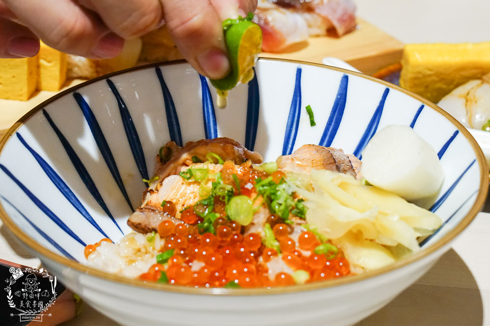 高雄[大丸日式料理]隱藏在大東藝術文化中心的日料?每日採買的新鮮漁獲!鮭魚親子丼滿滿鮭魚卵無敵銷魂R~