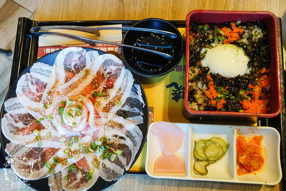 高雄[大丼燒]日式燒肉+海鮮丼飯搭出新滋味，還有免費生菜包肉爽爽吃!