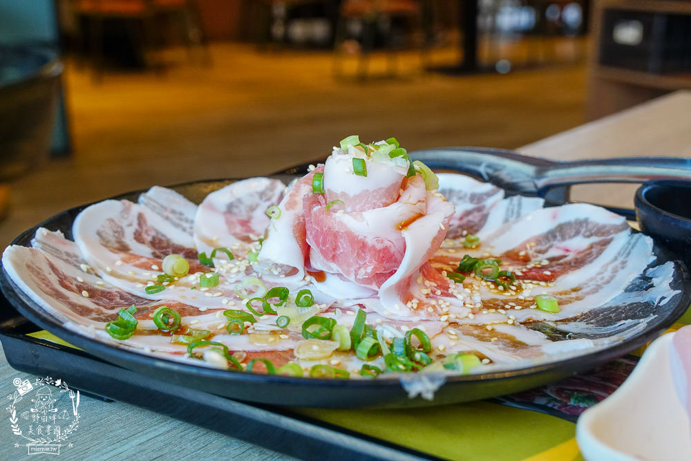 高雄[大丼燒]日式燒肉+海鮮丼飯搭出新滋味，還有免費生菜包肉爽爽吃!