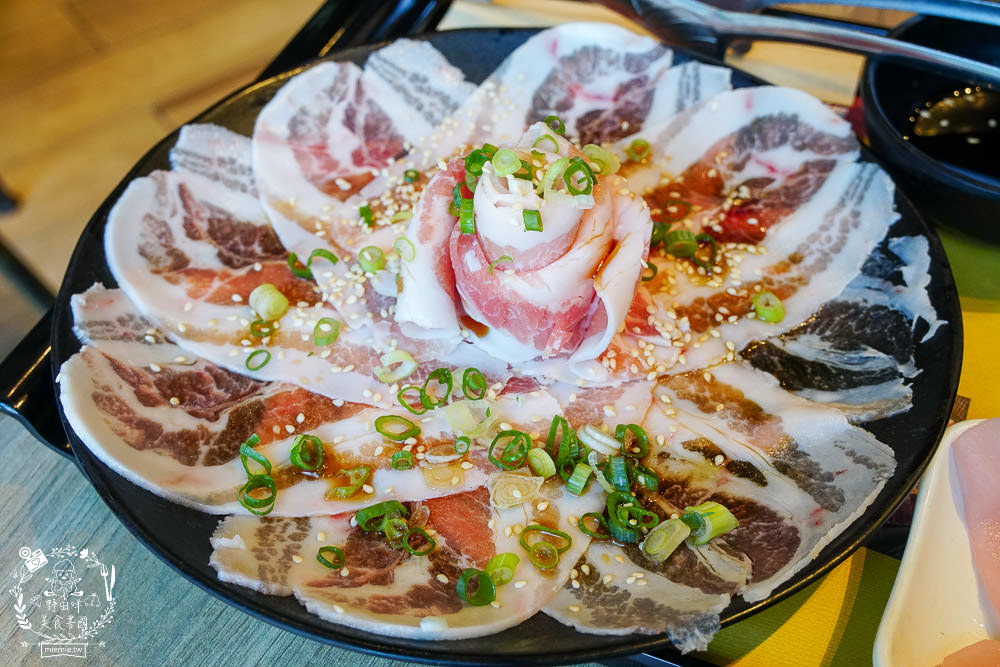 高雄[大丼燒]日式燒肉+海鮮丼飯搭出新滋味，還有免費生菜包肉爽爽吃!