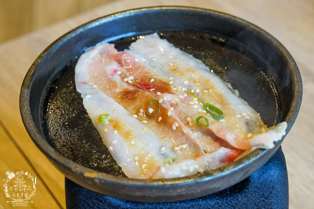 高雄[大丼燒]日式燒肉+海鮮丼飯搭出新滋味，還有免費生菜包肉爽爽吃!