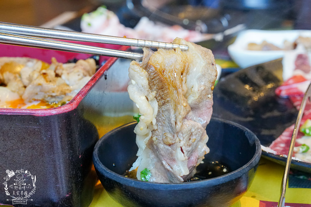 高雄[大丼燒]日式燒肉+海鮮丼飯搭出新滋味，還有免費生菜包肉爽爽吃!