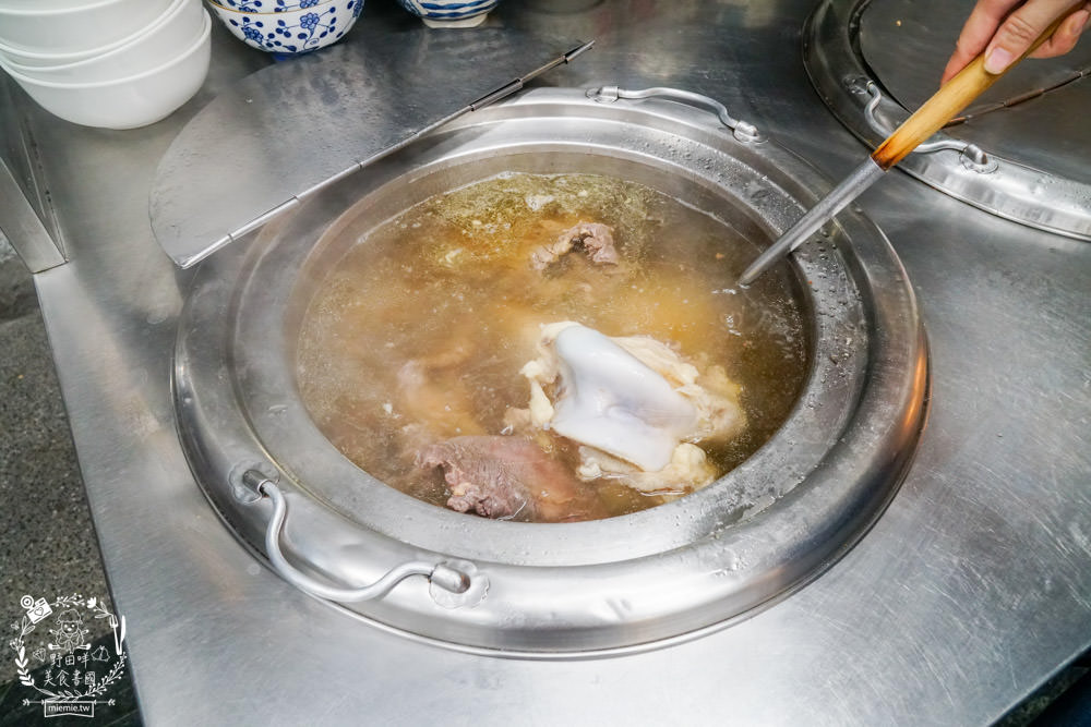 高雄牛肉鍋推薦[大哥大涮牛肉]營業20年超多饕客推薦的人氣宵夜牛肉鍋!限量牛肉燥飯人氣推薦！