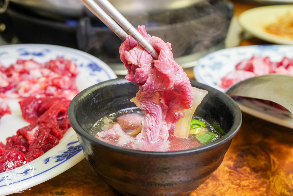 高雄牛肉鍋推薦[大哥大涮牛肉]營業20年超多饕客推薦的人氣宵夜牛肉鍋!限量牛肉燥飯人氣推薦！