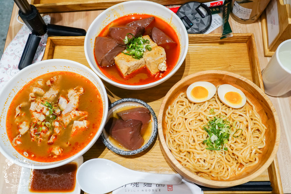 高雄[大師兄銷魂麵舖]台北排隊文青麵店高雄也吃得到了!一桶需炒十小時的手工辣炒催油?微辣Q彈的銷魂麵美味激推!