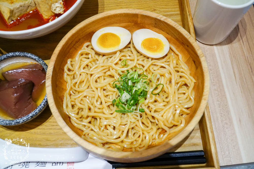 高雄[大師兄銷魂麵舖]台北排隊文青麵店高雄也吃得到了!一桶需炒十小時的手工辣炒催油?微辣Q彈的銷魂麵美味激推!