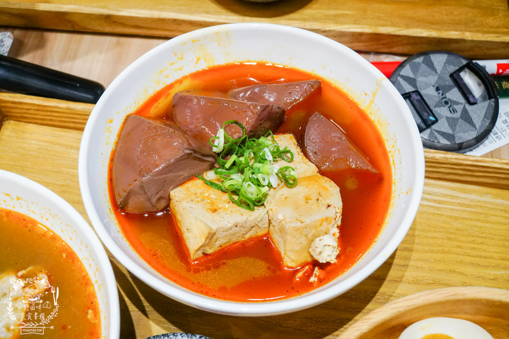 高雄[大師兄銷魂麵舖]台北排隊文青麵店高雄也吃得到了!一桶需炒十小時的手工辣炒催油?微辣Q彈的銷魂麵美味激推!