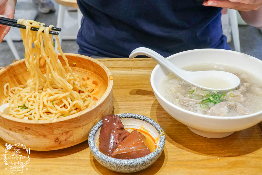 高雄[大師兄銷魂麵舖]台北排隊文青麵店高雄也吃得到了!一桶需炒十小時的手工辣炒催油?微辣Q彈的銷魂麵美味激推!