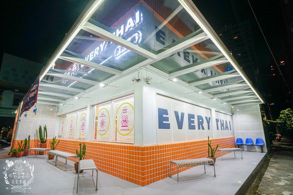 高雄[天天泰泰式火鍋]輕曼菲斯風格網美裝潢!防疫外帶肉肉份量加倍!