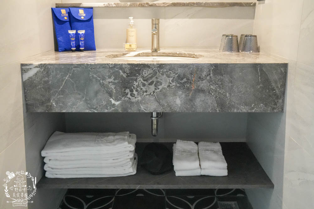 天子閣飯店|2023獲選agoda旅人之選大賞得主!鹽埕駁二附近住宿推薦!三樓還有寬敞遊戲室供親子玩樂