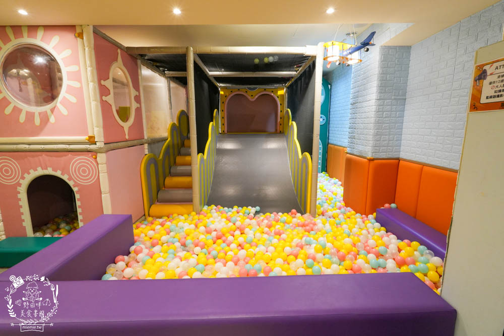 天子閣飯店|2023獲選agoda旅人之選大賞得主!鹽埕駁二附近住宿推薦!三樓還有寬敞遊戲室供親子玩樂