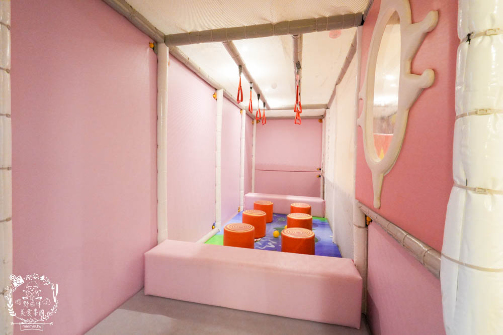 天子閣飯店|2023獲選agoda旅人之選大賞得主!鹽埕駁二附近住宿推薦!三樓還有寬敞遊戲室供親子玩樂