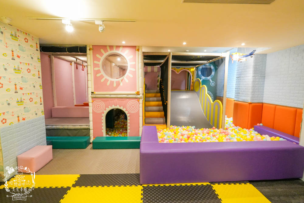 天子閣飯店|2023獲選agoda旅人之選大賞得主!鹽埕駁二附近住宿推薦!三樓還有寬敞遊戲室供親子玩樂