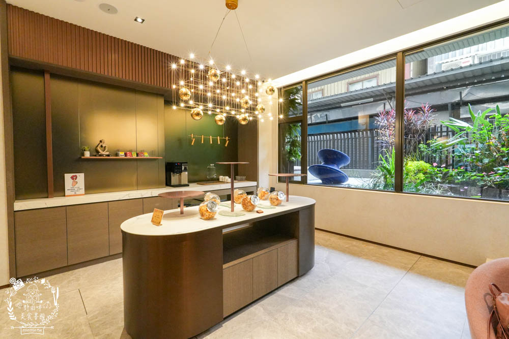 天子閣飯店|2023獲選agoda旅人之選大賞得主!鹽埕駁二附近住宿推薦!三樓還有寬敞遊戲室供親子玩樂