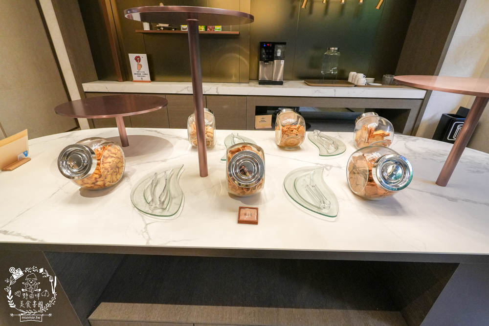 天子閣飯店|2023獲選agoda旅人之選大賞得主!鹽埕駁二附近住宿推薦!三樓還有寬敞遊戲室供親子玩樂