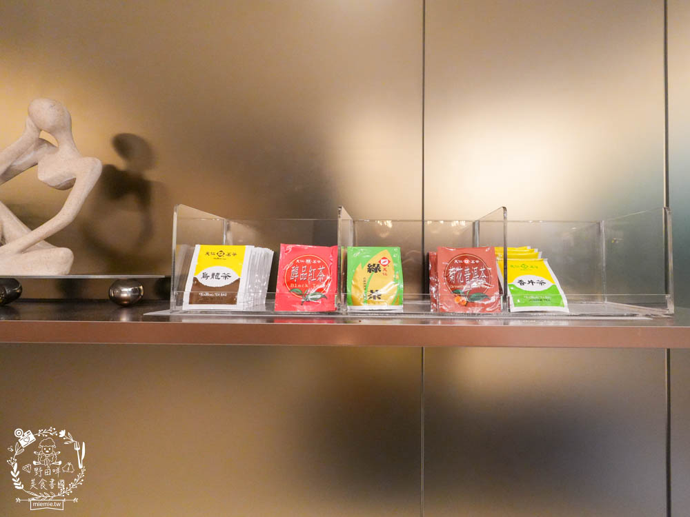 天子閣飯店|2023獲選agoda旅人之選大賞得主!鹽埕駁二附近住宿推薦!三樓還有寬敞遊戲室供親子玩樂