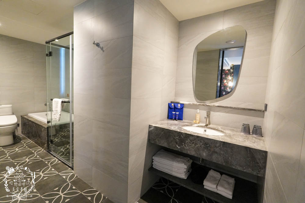 天子閣飯店|2023獲選agoda旅人之選大賞得主!鹽埕駁二附近住宿推薦!三樓還有寬敞遊戲室供親子玩樂