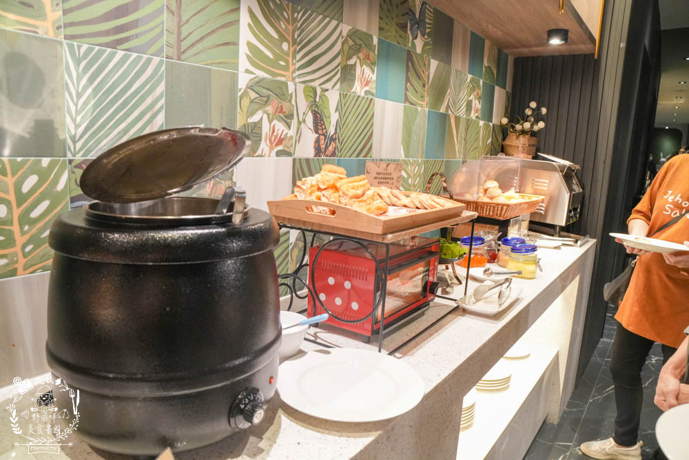 天子閣飯店|2023獲選agoda旅人之選大賞得主!鹽埕駁二附近住宿推薦!三樓還有寬敞遊戲室供親子玩樂