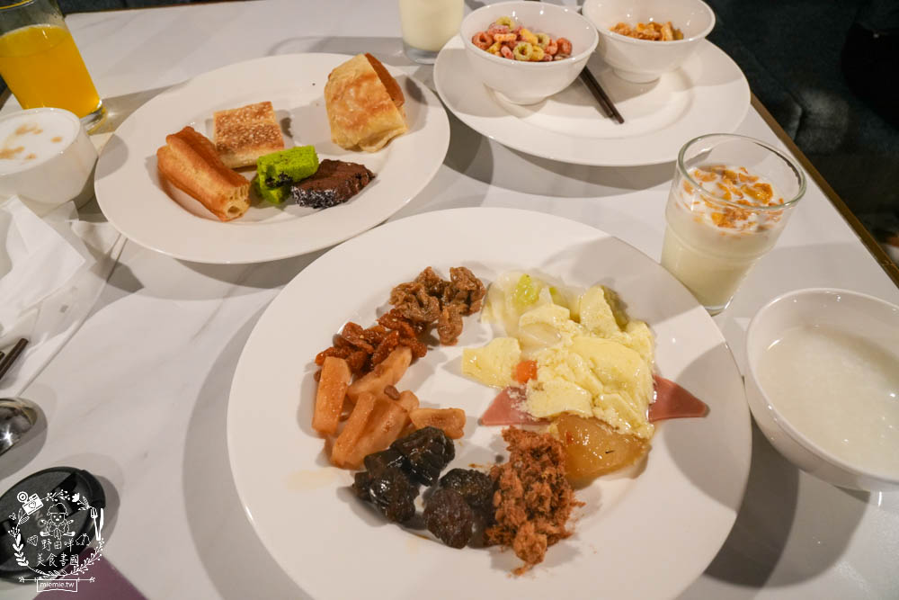 天子閣飯店|2023獲選agoda旅人之選大賞得主!鹽埕駁二附近住宿推薦!三樓還有寬敞遊戲室供親子玩樂