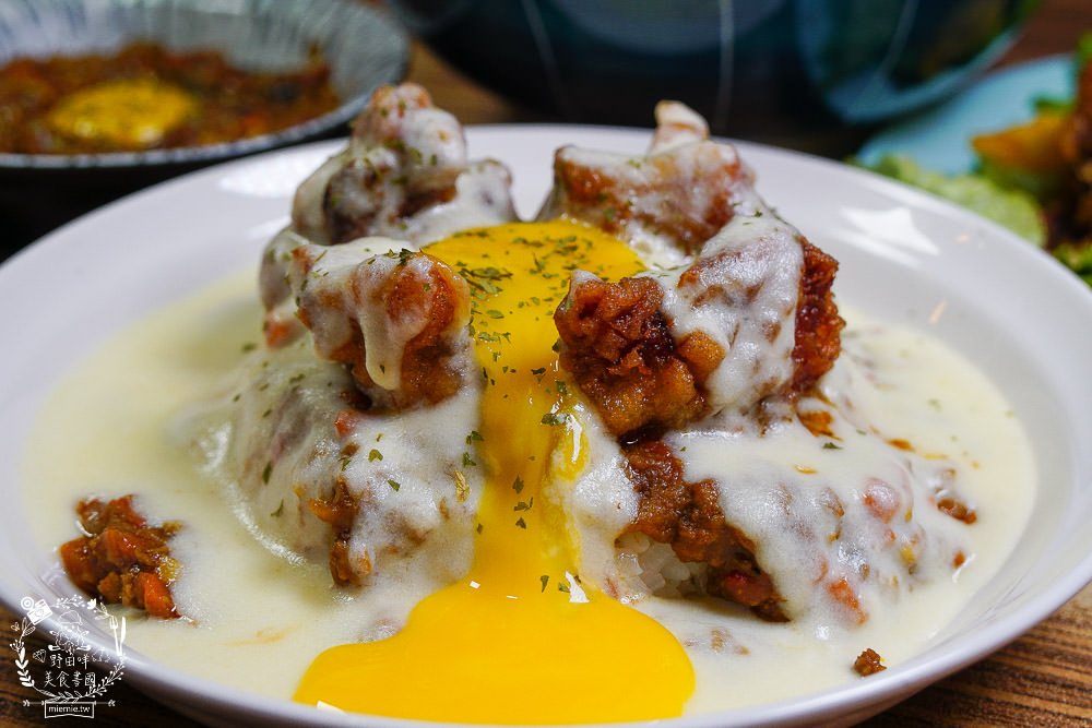 高雄[天狗咖哩家]超浮誇珍珠系列美食”珍珠起司豬排咖哩”好吃到會牽絲？！