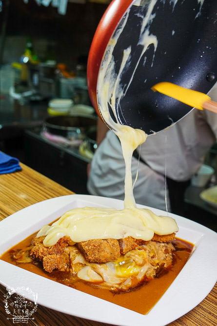 高雄[天狗咖哩家]超浮誇珍珠系列美食”珍珠起司豬排咖哩”好吃到會牽絲？！