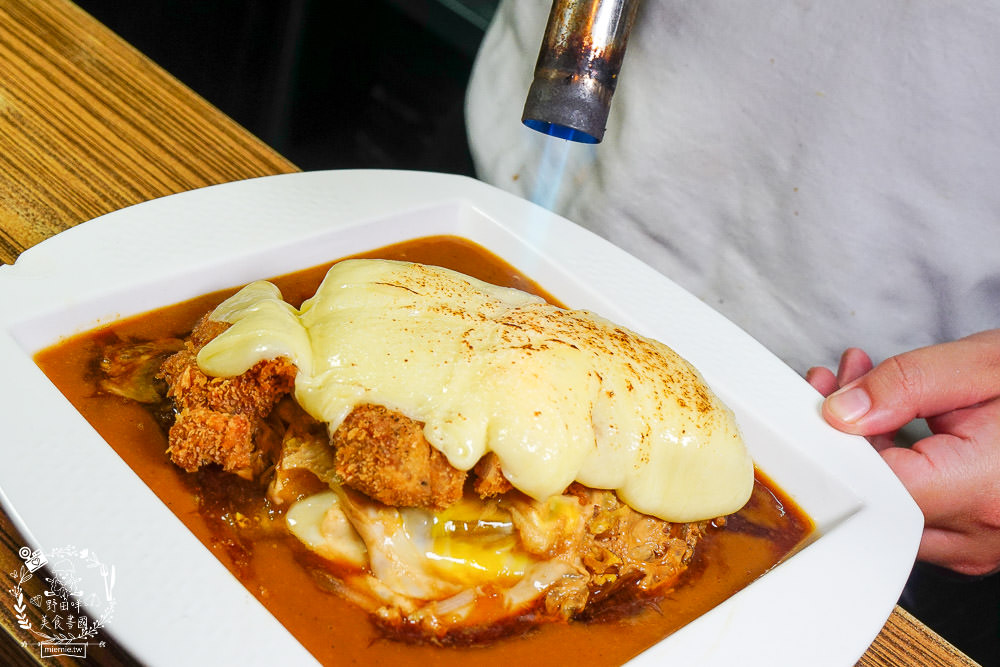 高雄[天狗咖哩家]超浮誇珍珠系列美食”珍珠起司豬排咖哩”好吃到會牽絲？！