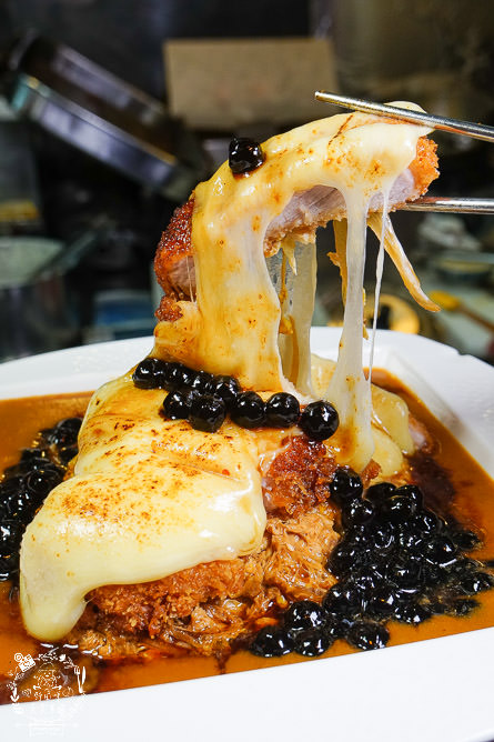 高雄[天狗咖哩家]超浮誇珍珠系列美食”珍珠起司豬排咖哩”好吃到會牽絲？！