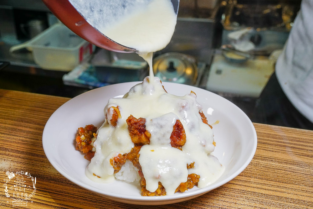 高雄[天狗咖哩家]超浮誇珍珠系列美食”珍珠起司豬排咖哩”好吃到會牽絲？！