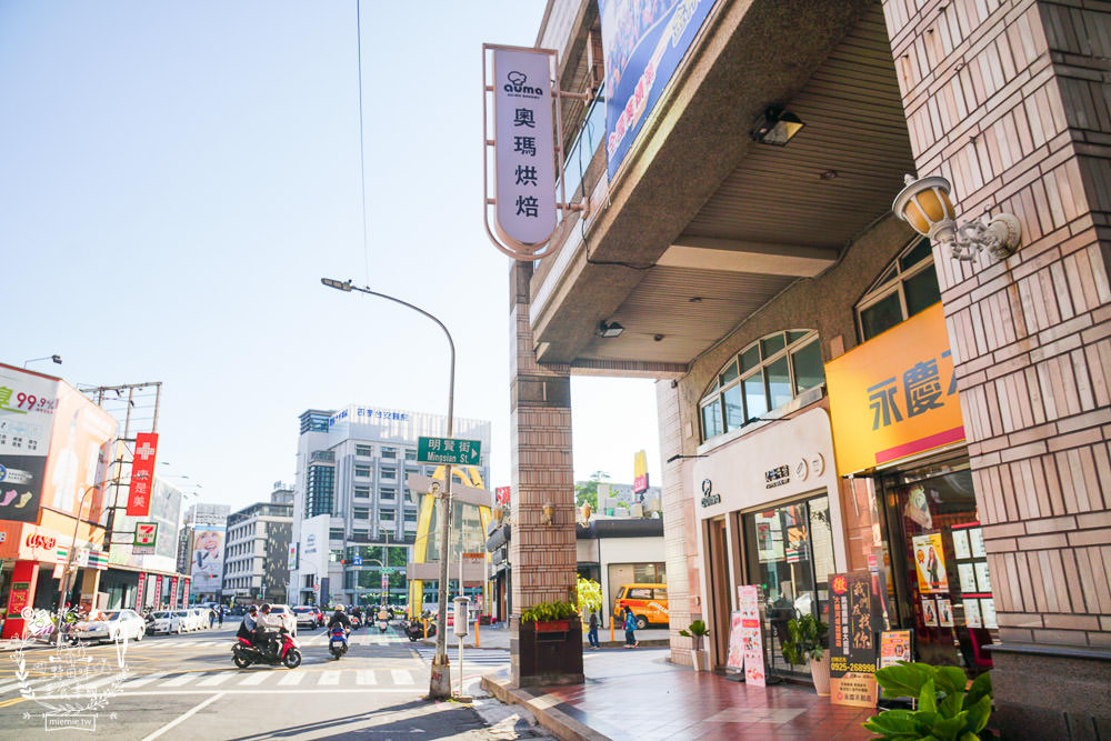 高雄奧瑪烘焙首賣出爐就完售的120%含水量北海道氣球麵包!咬勁紮實麥香的鹽可頌+多種口味皮脆內軟Q的人氣維也納軟法!高雄美食高雄麵包店 - 第3張圖 高雄奧瑪烘焙首賣出爐就完售的120%含水量北海道氣球麵包!咬勁紮實麥香的鹽可頌+多種口味皮脆內軟Q的人氣維也納軟法!高雄美食高雄麵包店