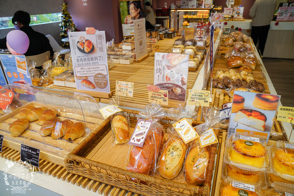 高雄奧瑪烘焙首賣出爐就完售的120%含水量北海道氣球麵包!咬勁紮實麥香的鹽可頌+多種口味皮脆內軟Q的人氣維也納軟法!高雄美食高雄麵包店 - 第10張圖 高雄奧瑪烘焙首賣出爐就完售的120%含水量北海道氣球麵包!咬勁紮實麥香的鹽可頌+多種口味皮脆內軟Q的人氣維也納軟法!高雄美食高雄麵包店