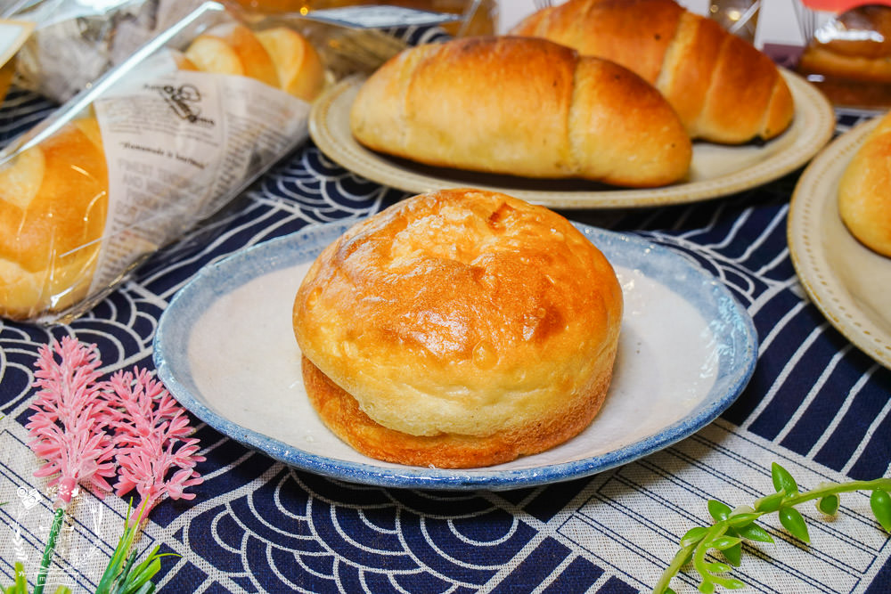 高雄奧瑪烘焙首賣出爐就完售的120%含水量北海道氣球麵包!咬勁紮實麥香的鹽可頌+多種口味皮脆內軟Q的人氣維也納軟法!高雄美食高雄麵包店 - 第27張圖 高雄奧瑪烘焙首賣出爐就完售的120%含水量北海道氣球麵包!咬勁紮實麥香的鹽可頌+多種口味皮脆內軟Q的人氣維也納軟法!高雄美食高雄麵包店