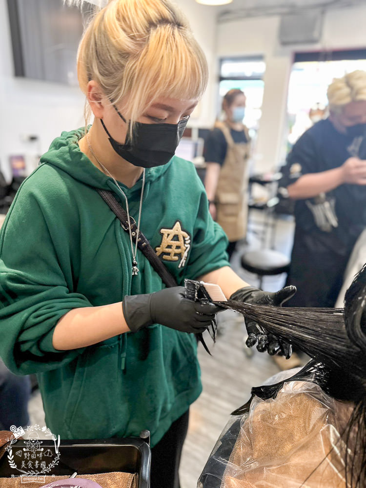 高雄美髮推薦[好毛髮型沙龍HOMO hair salon]知性又可愛的大波浪捲髮!新崛江美髮推薦!