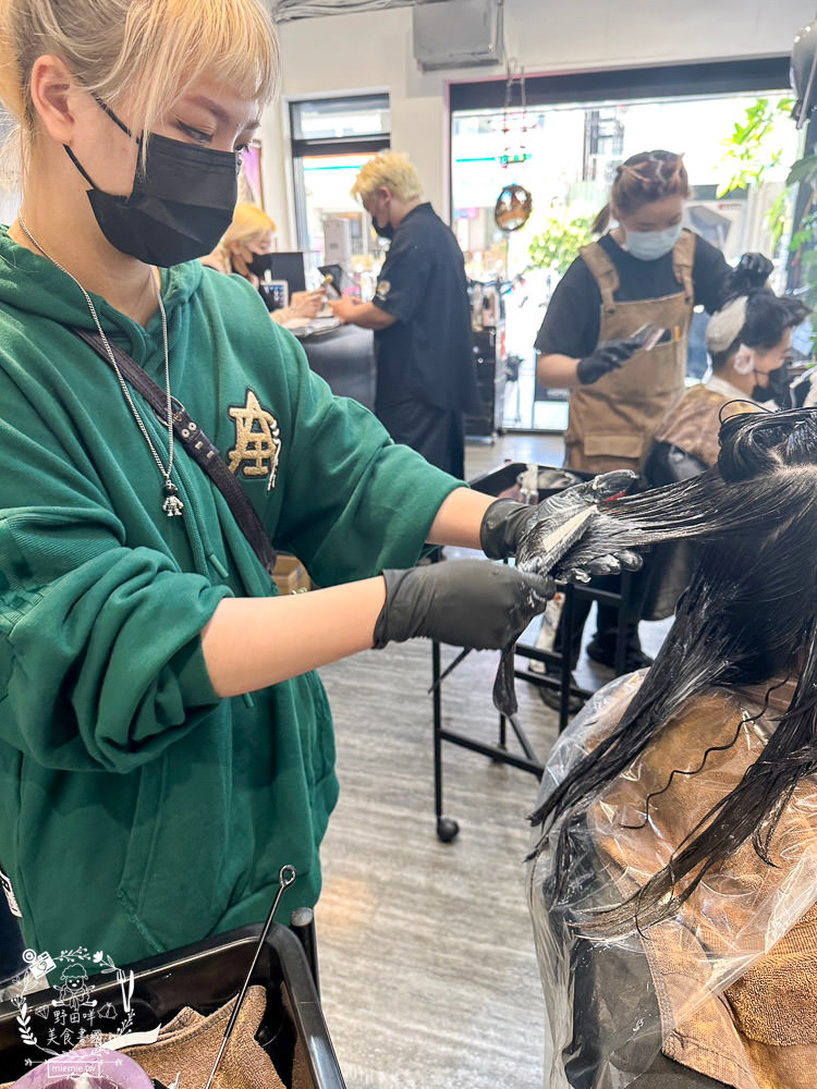 高雄美髮推薦[好毛髮型沙龍HOMO hair salon]知性又可愛的大波浪捲髮!新崛江美髮推薦!