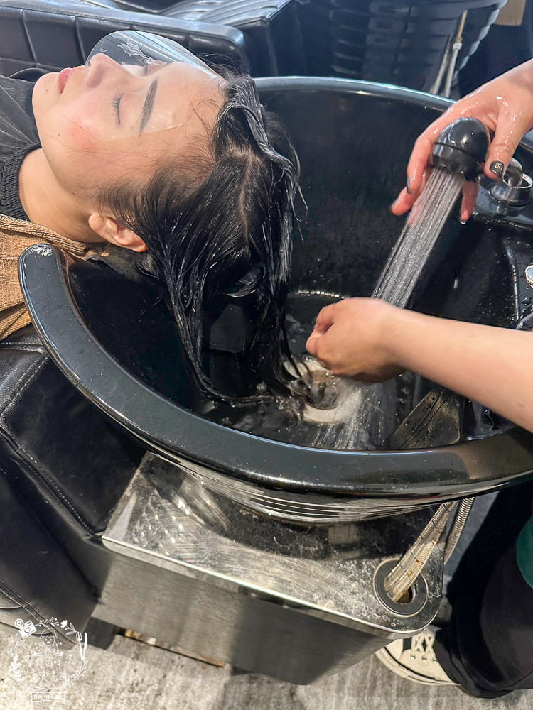 高雄美髮推薦[好毛髮型沙龍HOMO hair salon]知性又可愛的大波浪捲髮!新崛江美髮推薦!