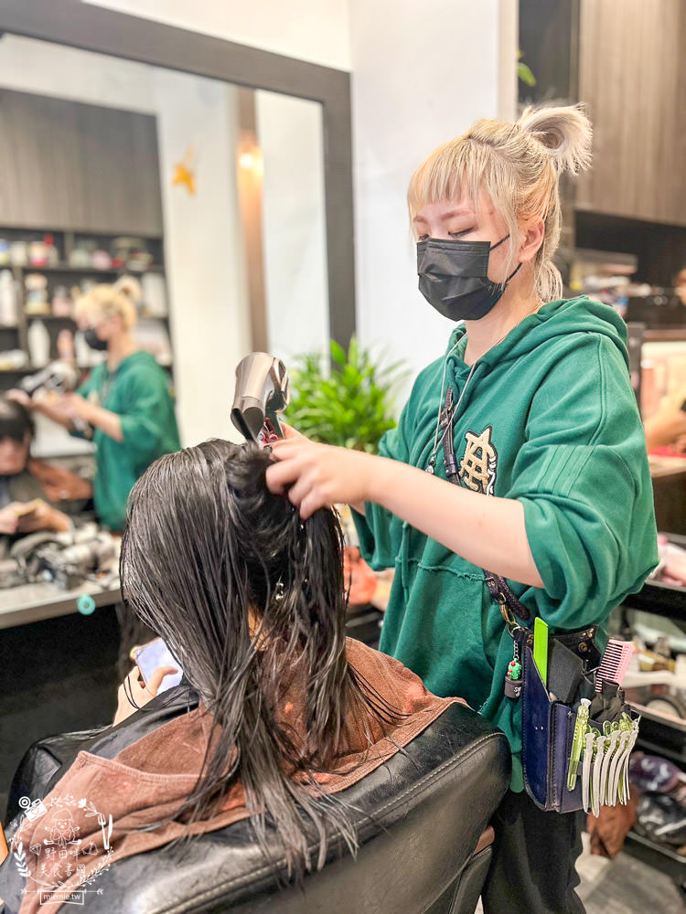 高雄美髮推薦[好毛髮型沙龍HOMO hair salon]知性又可愛的大波浪捲髮!新崛江美髮推薦!